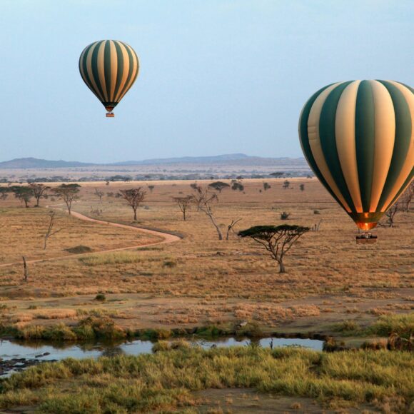 Safari med luftballon over afrikansk landskab