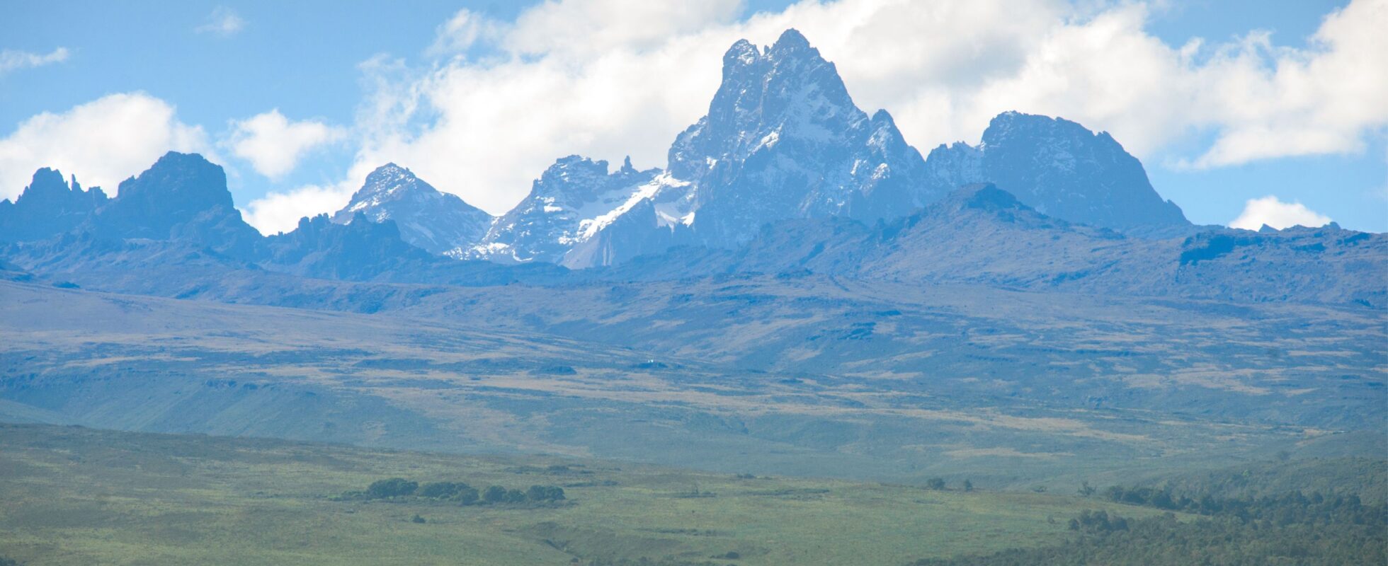 Mount Kenya set på afstand med grønt landskab foran