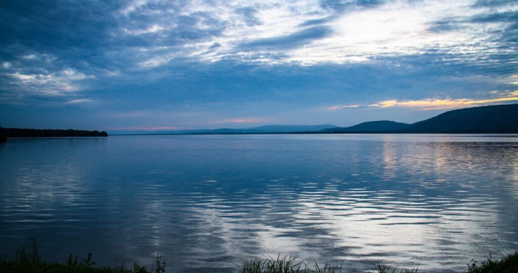 Mburo-søen i Uganda i aftenlys