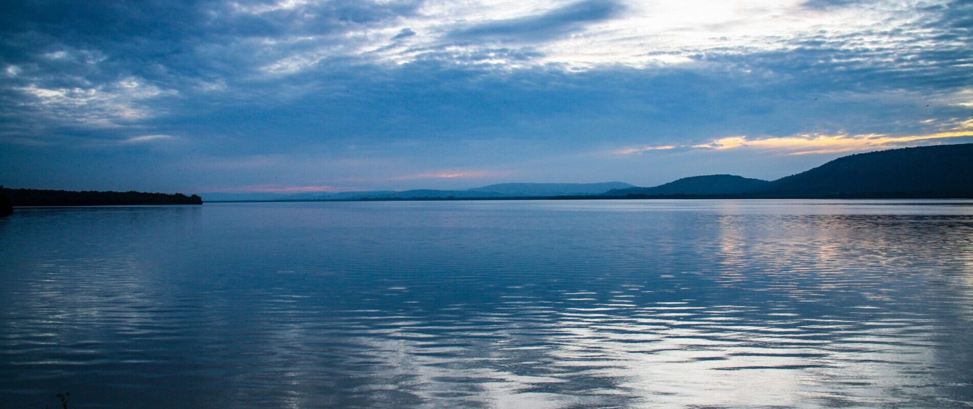 Mburo-søen i Uganda i aftenlys