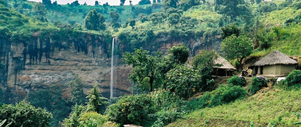 Sipi Falls – vandfald i Afrika omgivet af frodig natur