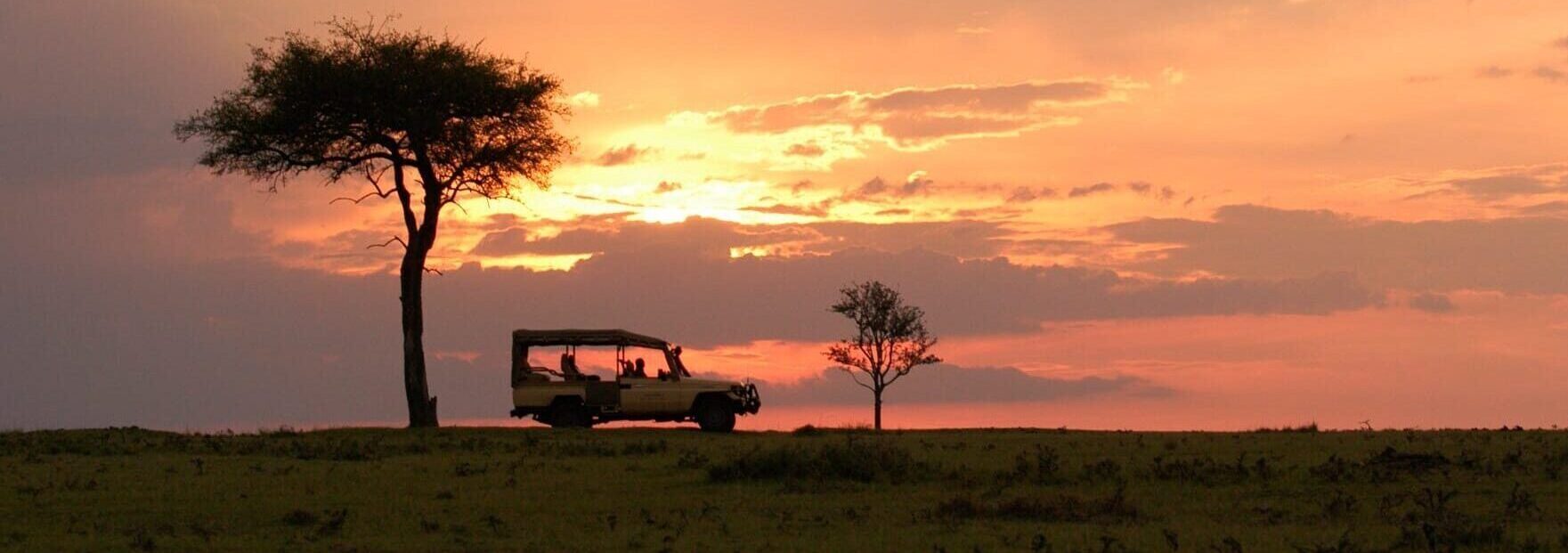 Jeep i solnedgang i Masai Mara i Kenya