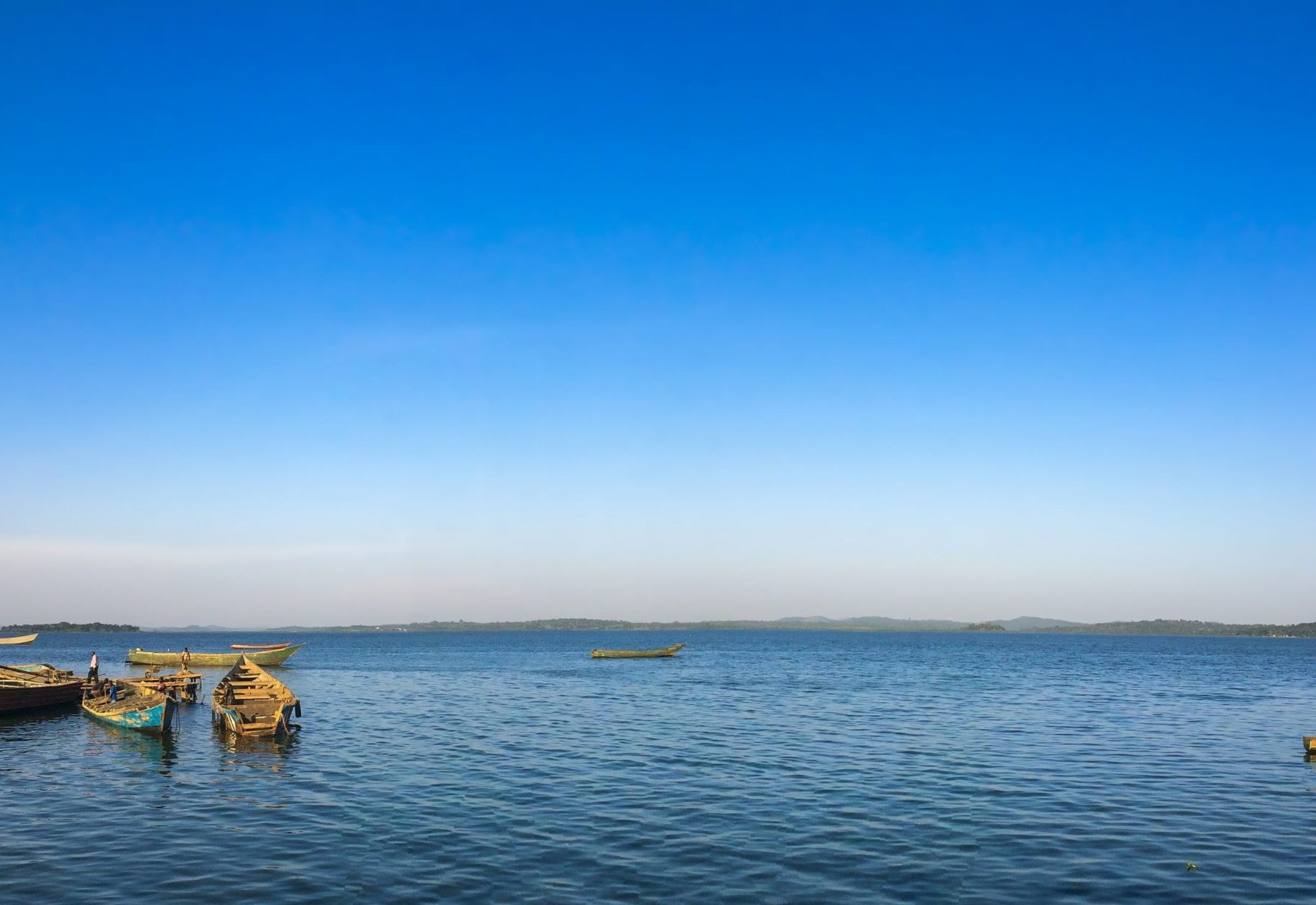 Victoriasøen i Uganda med blå himmel over