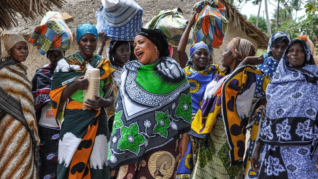 Kenyanske kvinder iført traditionelle dragter.