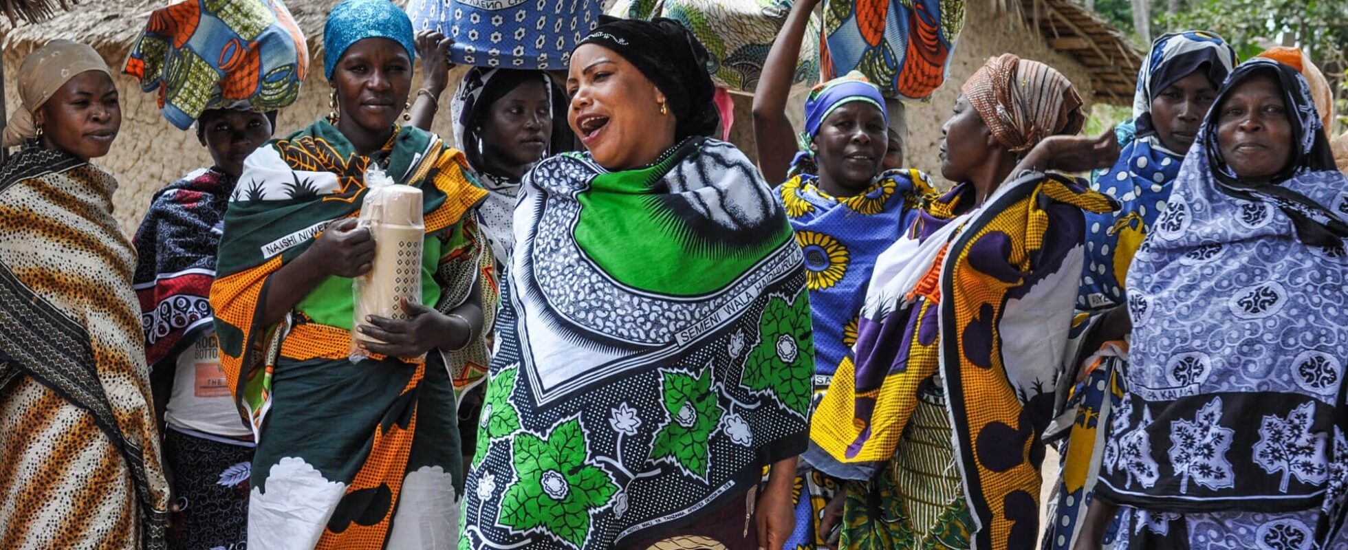 Kenyanske kvinder iført traditionelle dragter.