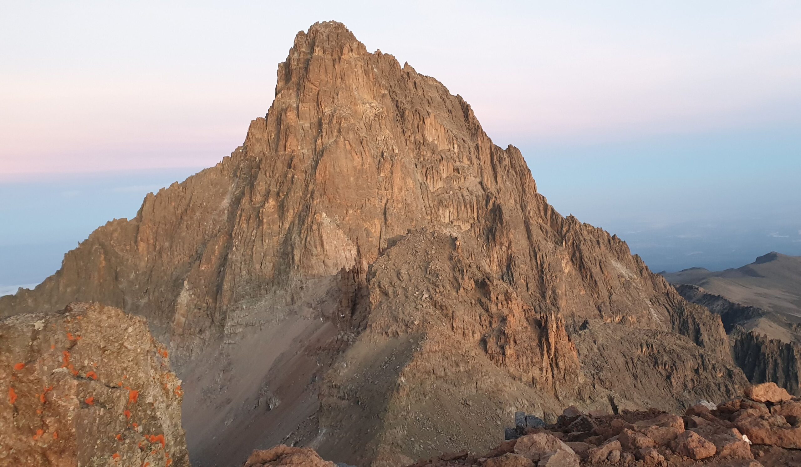 Mount Kenya via Sirimon Route (4/5) | Shiptons Camp (4.200 meter) – Lenana Peak (4.985 meter) – Old Moses Camp (3.340 meter)