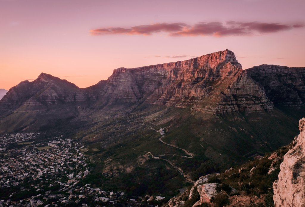 Udsigt over Table Mountain i Sydafrika i aftenlys