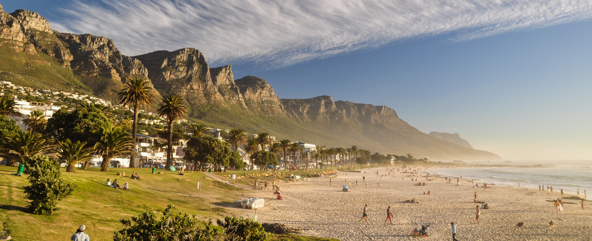 Kystlandskab med bjerge og sandstrand i Sydafrika