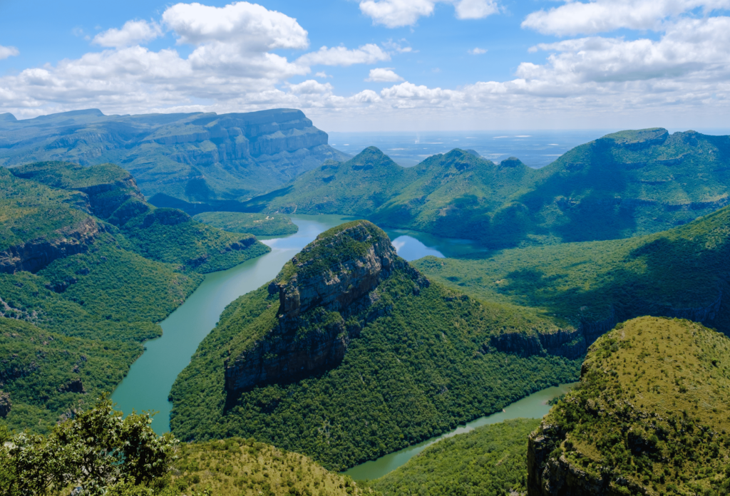 Udsigt over bjerge og flod på Panorama Route i Sydafrika
