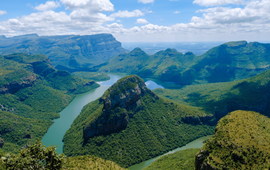 Udsigt over bjerge og flod på Panorama Route i Sydafrika