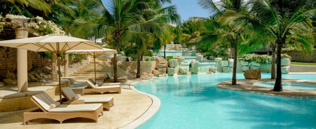 Pool med solsenge og parasol på Swahili Beach Resort
