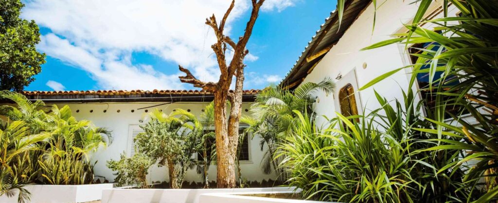 Hvid traditionel bygning i Kenya – Flamboyant bed & breakfast