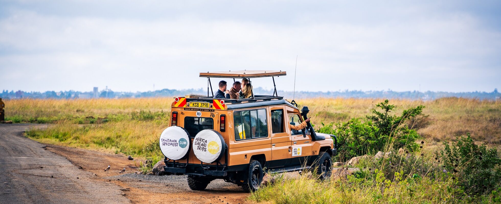 Safari-jeep med åbent tag på savannen i Uganda