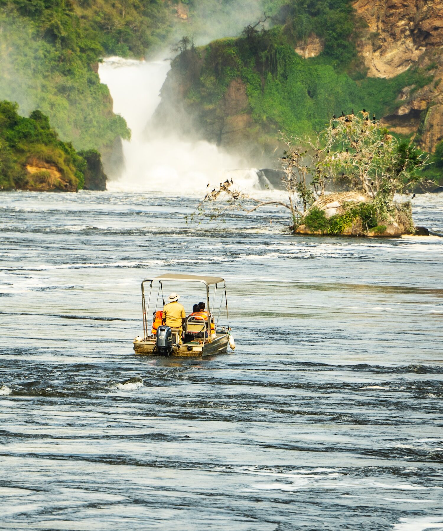 Strømfald i Uganda med turistbåde