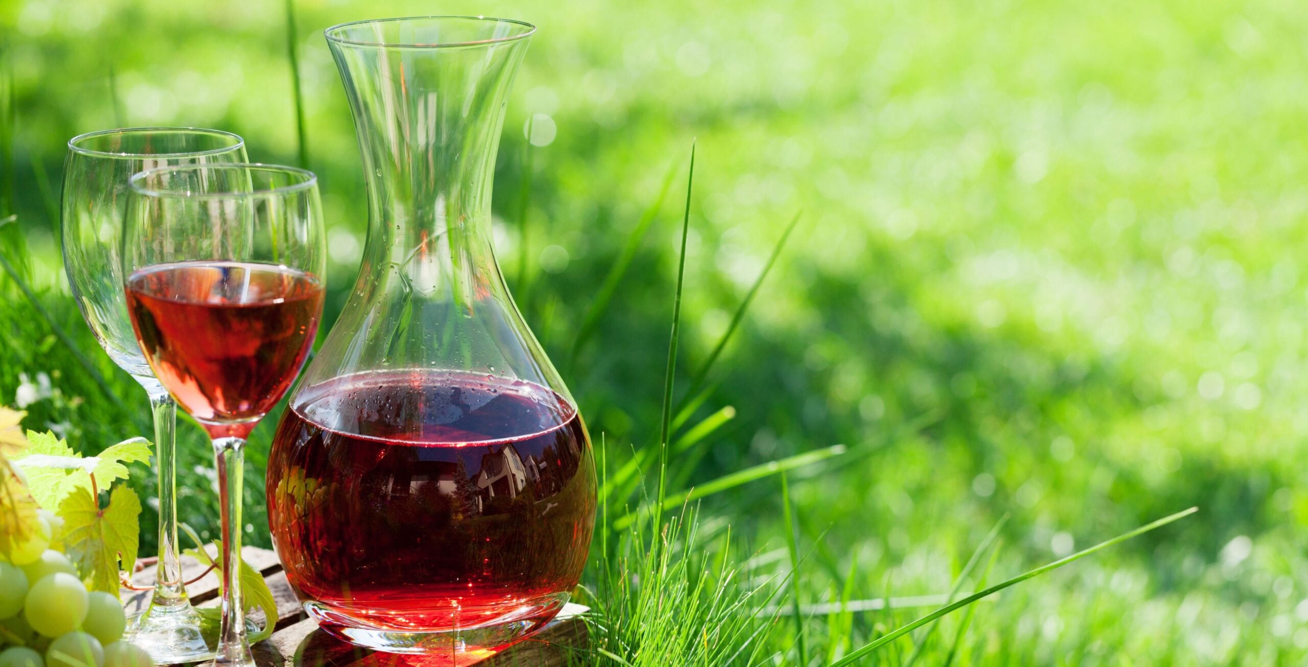 To vinglas og en karaffel står klar til en rosésmagning 