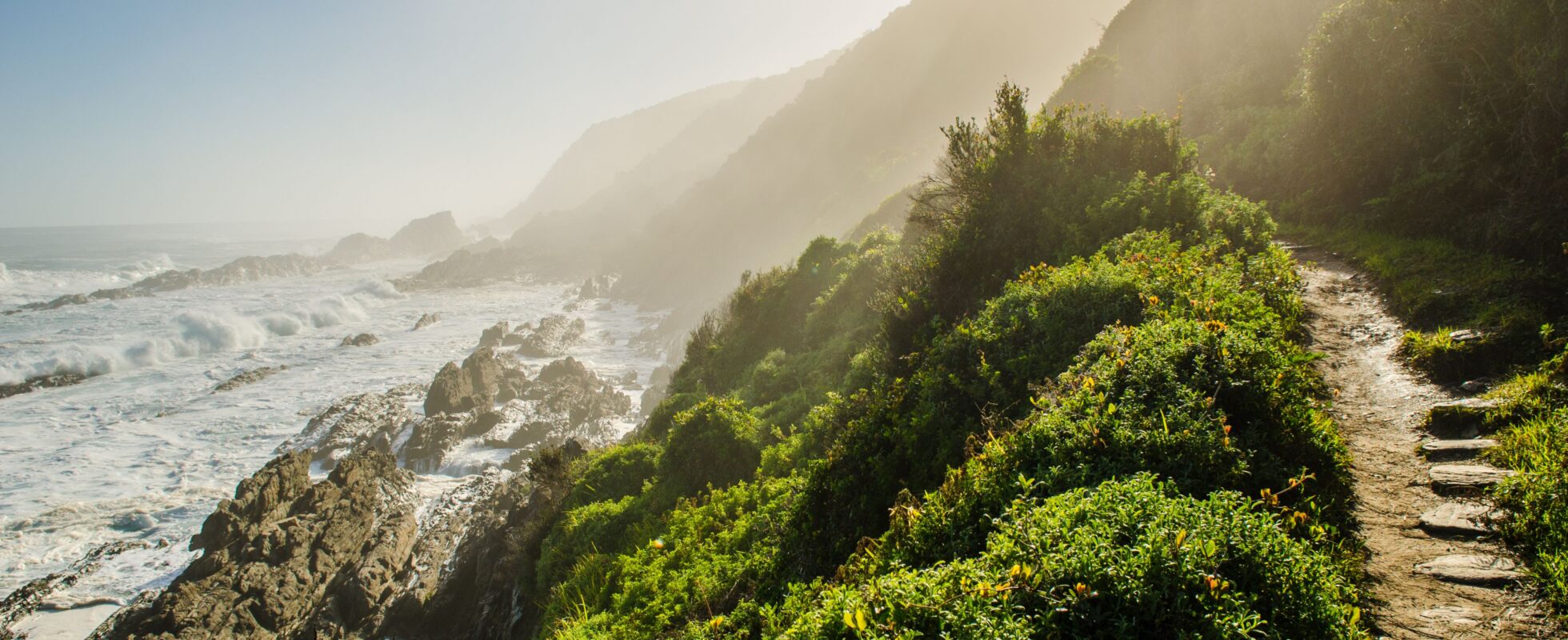 Bjerge begroet med grønt og solskin