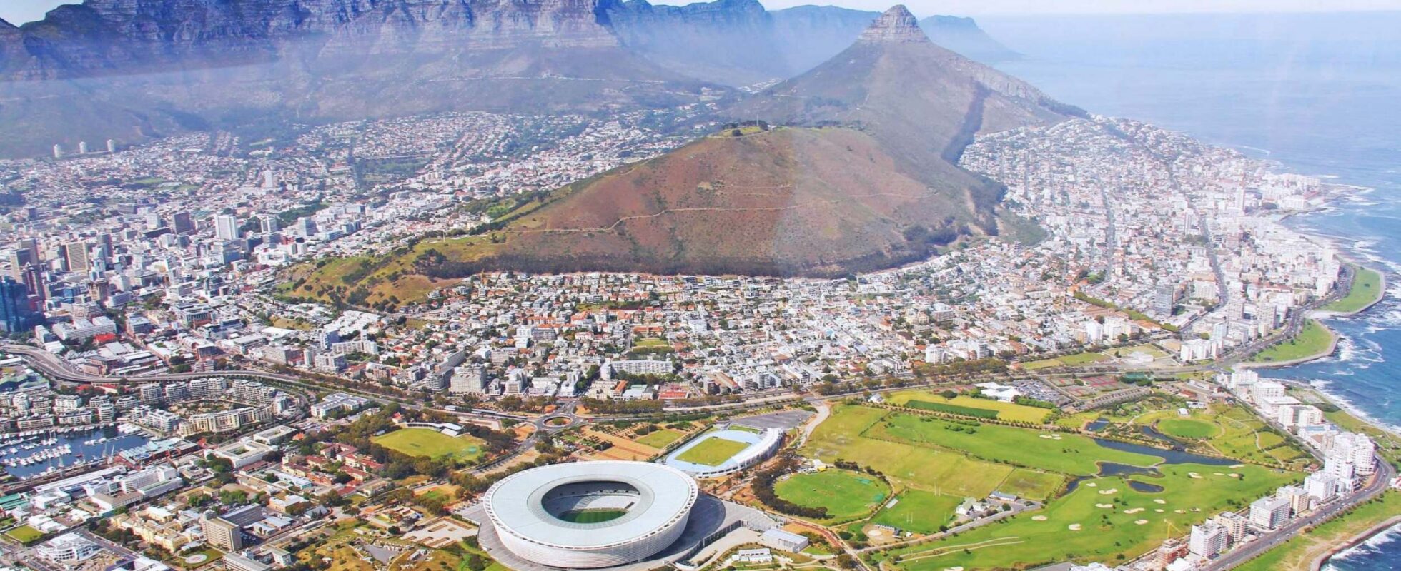 Imponerende panoramaudsigt over Cape Town med Taffelbjerget i midten.