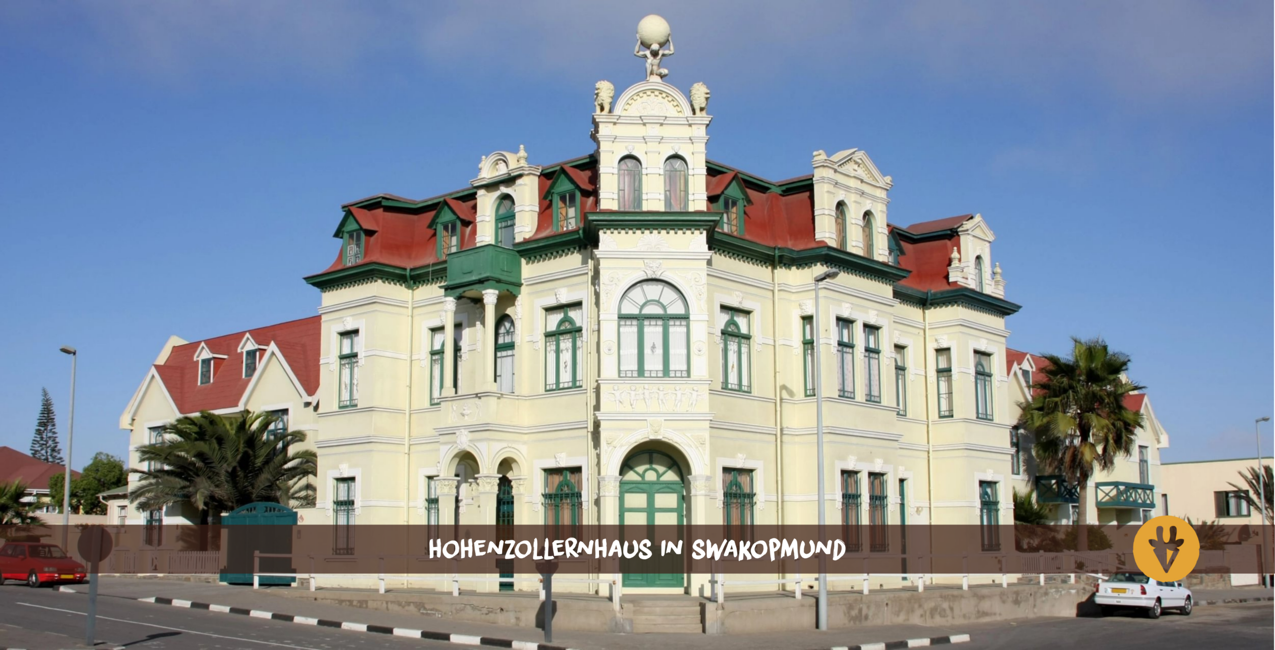 Hjørnet af Swakopmund Hohenzollernhaus med to biler foran.