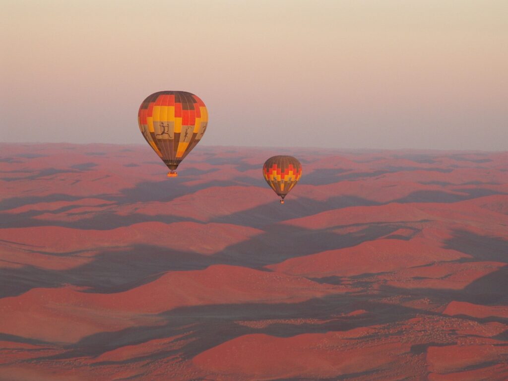 To luftballoner i solopgangen over Namib-ørkenen.