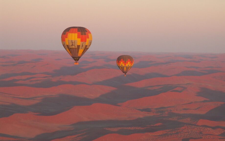 To luftballoner i solopgangen over Namib-ørkenen.