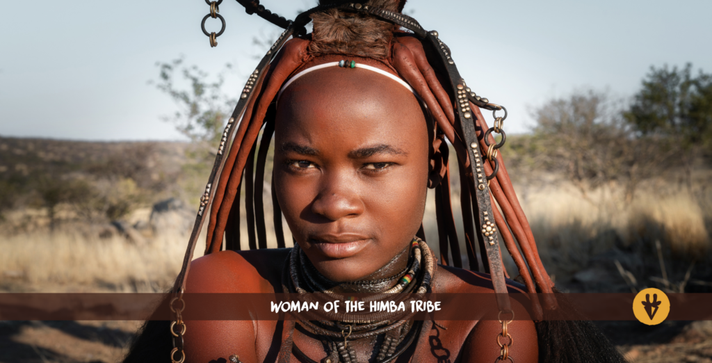 En himba-kvinde med okkerrødt hår og dekorative halskæder
